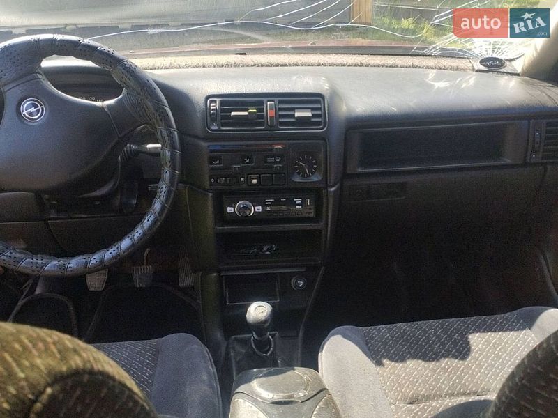 Седан Opel Vectra 1990 в Рокитному