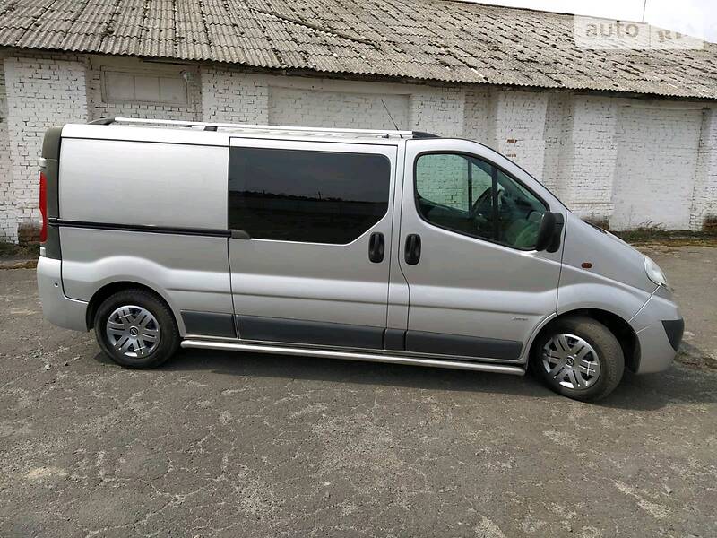 Вантажопасажирський фургон Opel Vivaro 2010 в 