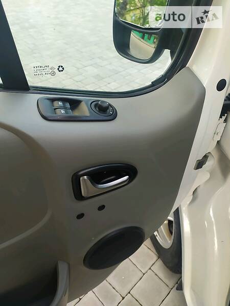 Грузопассажирский фургон Opel Vivaro 2011 в Львове
