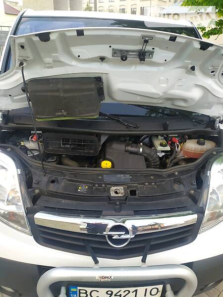 Грузопассажирский фургон Opel Vivaro 2011 в Львове
