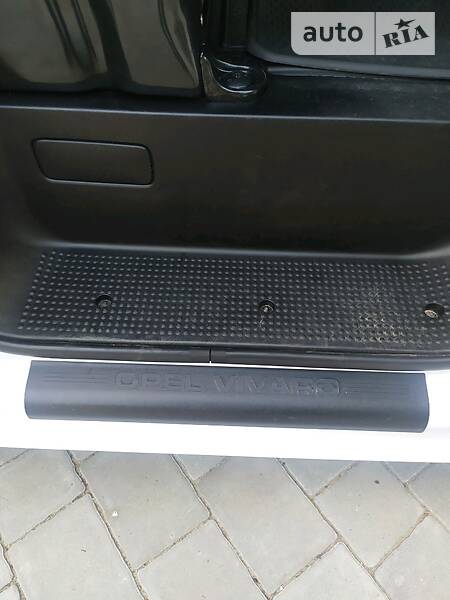 Грузопассажирский фургон Opel Vivaro 2011 в Львове