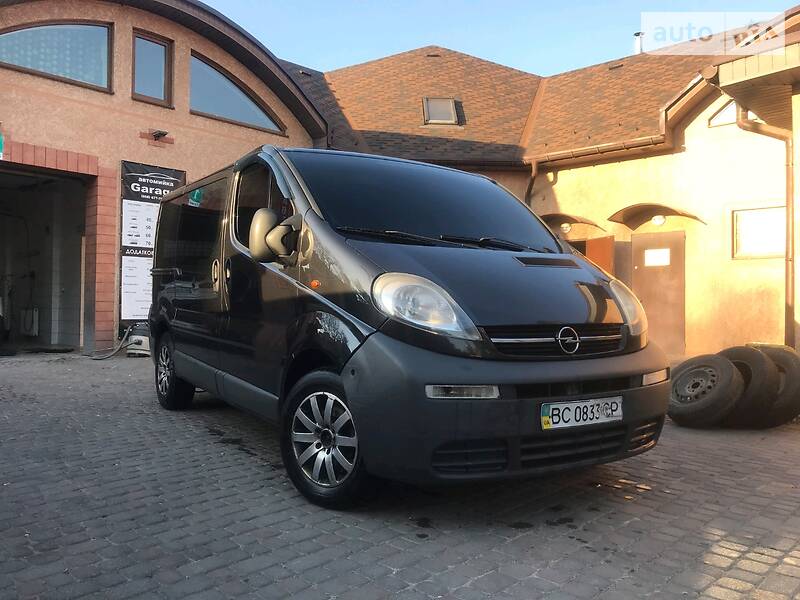 Грузопассажирский фургон Opel Vivaro 2005 в Ужгороде