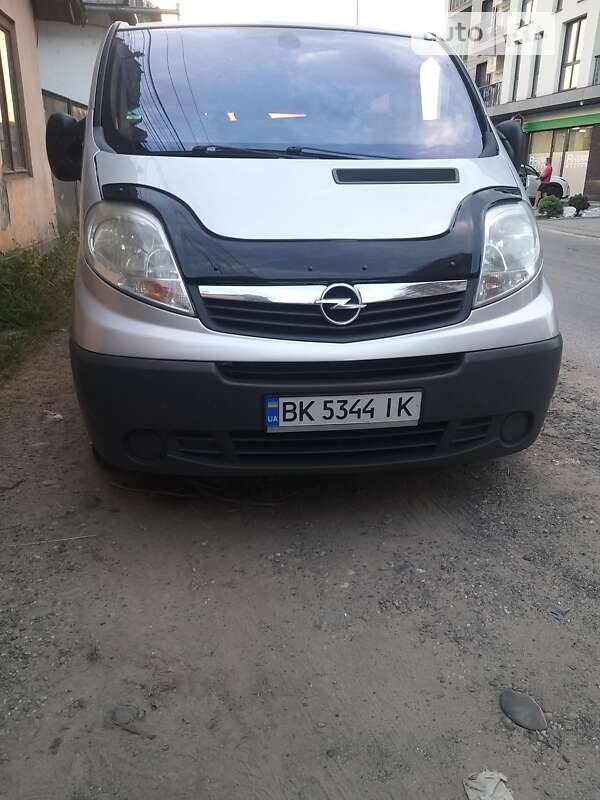 Минивэн Opel Vivaro 2010 в Вараше