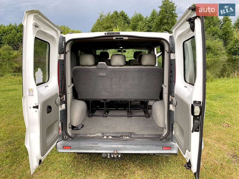 Минивэн Opel Vivaro 2011 в Цумани