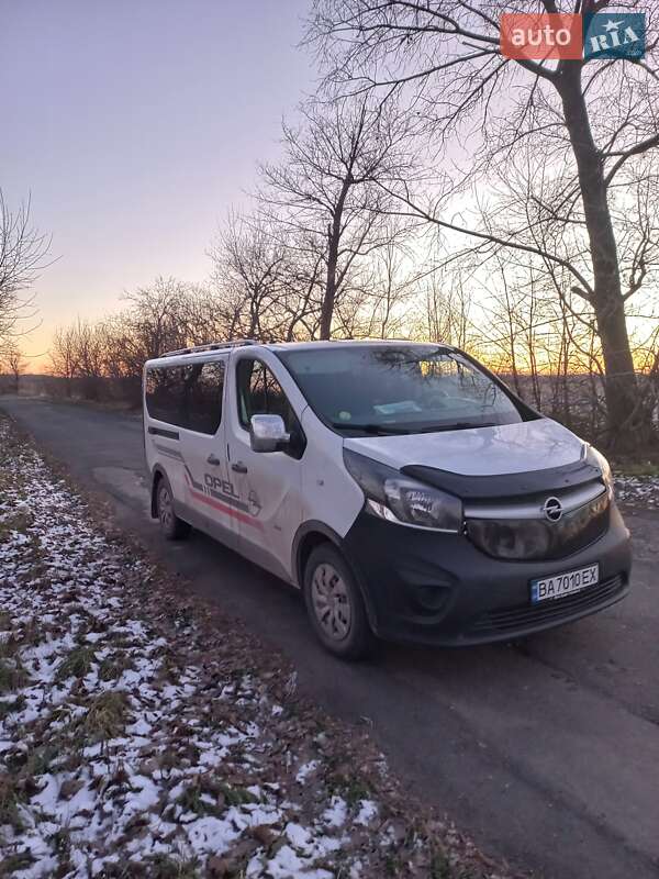 Мінівен Opel Vivaro 2016 в Благовіщенську