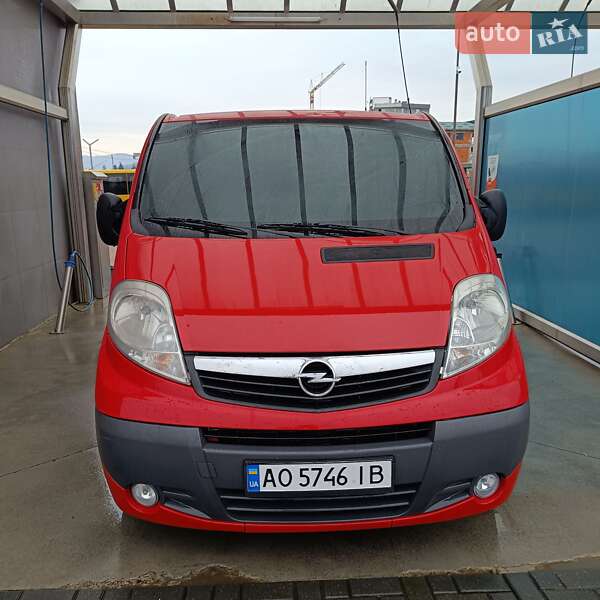 Грузовой фургон Opel Vivaro 2011 в Хусте