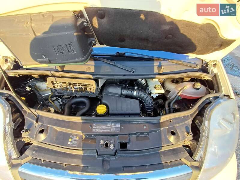 Минивэн Opel Vivaro 2014 в 