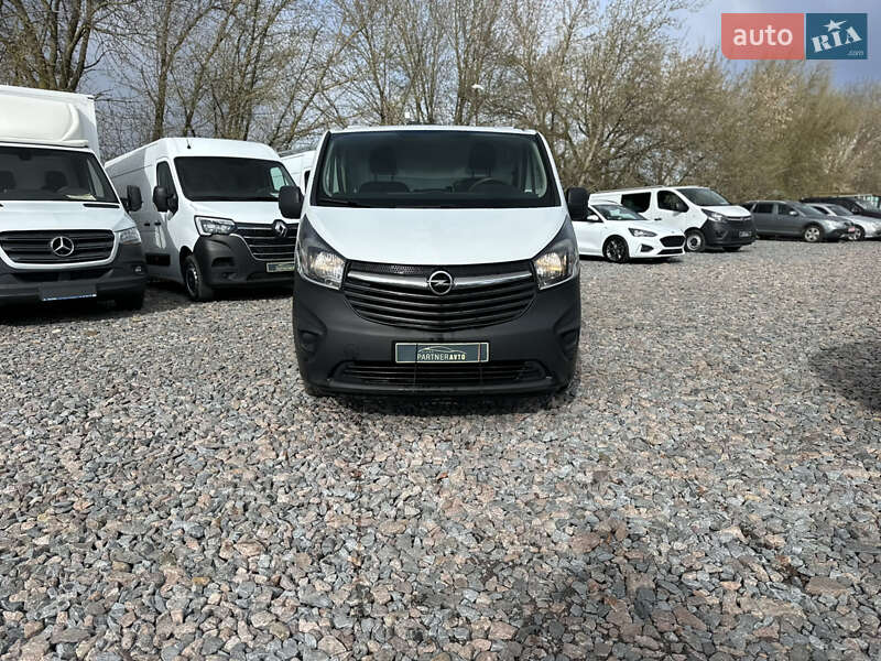 Вантажний фургон Opel Vivaro 2017 в Рівному