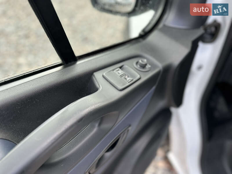 Вантажний фургон Opel Vivaro 2017 в Рівному