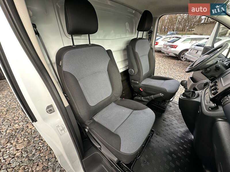 Вантажний фургон Opel Vivaro 2017 в Рівному