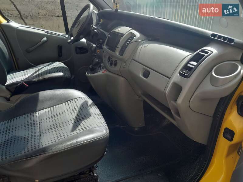 Мінівен Opel Vivaro 2004 в Буштино