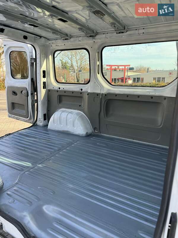 Грузовой фургон Opel Vivaro 2002 в Черновцах