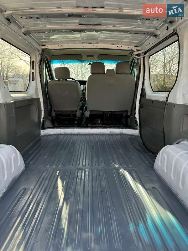 Грузовой фургон Opel Vivaro 2002 в Черновцах