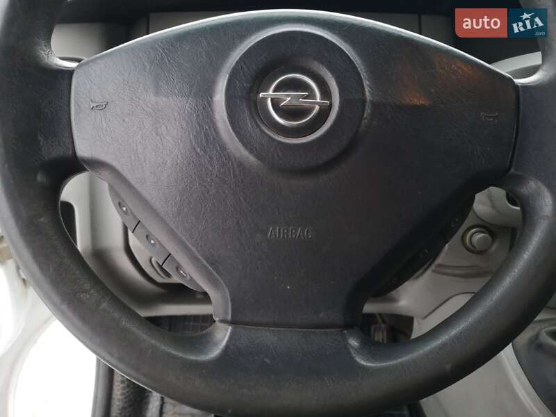 Вантажний фургон Opel Vivaro 2005 в Сумах
