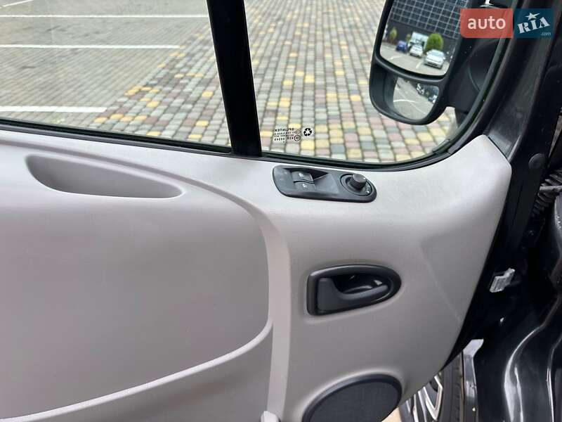 Мінівен Opel Vivaro 2013 в Луцьку