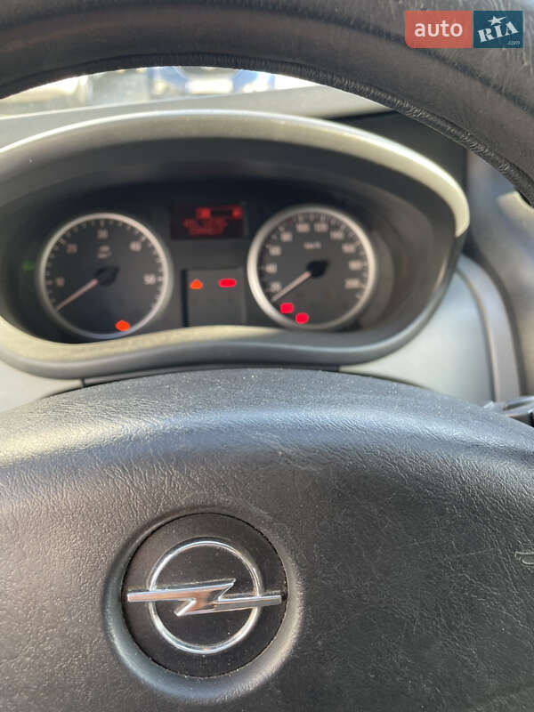 Грузовой фургон Opel Vivaro 2012 в Полтаве