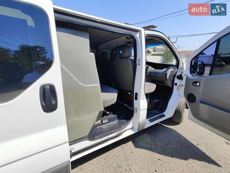 Грузопассажирский фургон Opel Vivaro 2012 в Николаеве