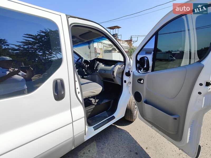 Грузопассажирский фургон Opel Vivaro 2012 в Николаеве