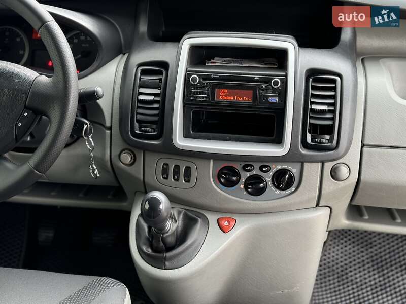 Минивэн Opel Vivaro 2013 в Сарнах