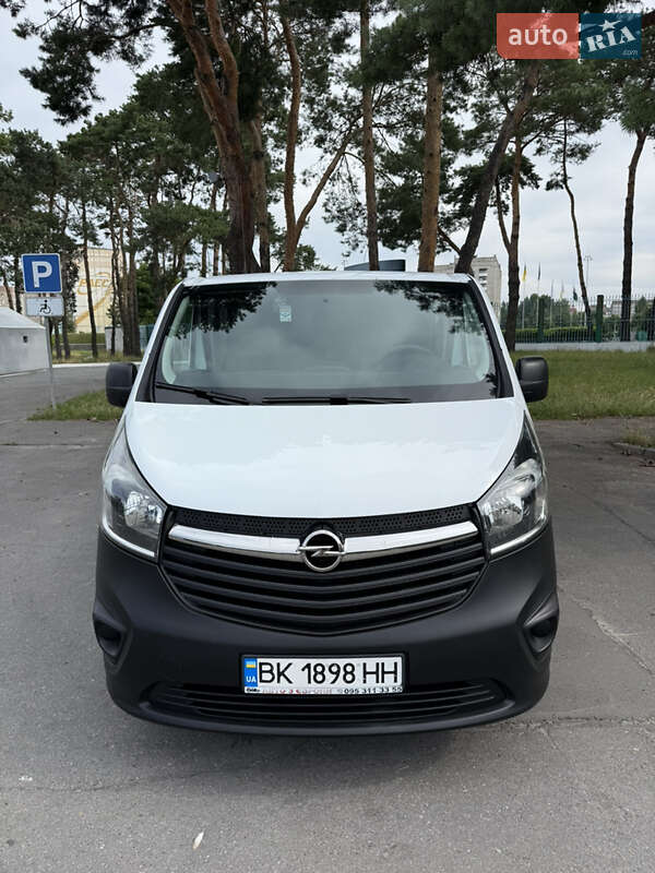 Вантажопасажирський фургон Opel Vivaro 2016 в Вараші