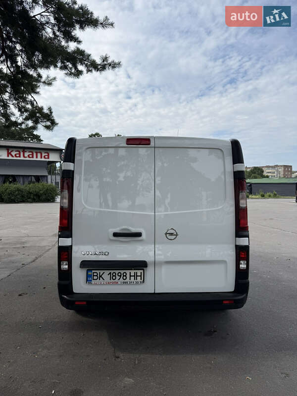 Вантажопасажирський фургон Opel Vivaro 2016 в Вараші