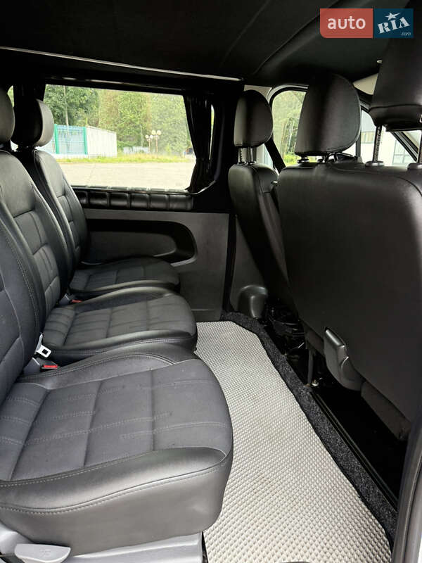 Вантажопасажирський фургон Opel Vivaro 2016 в Вараші