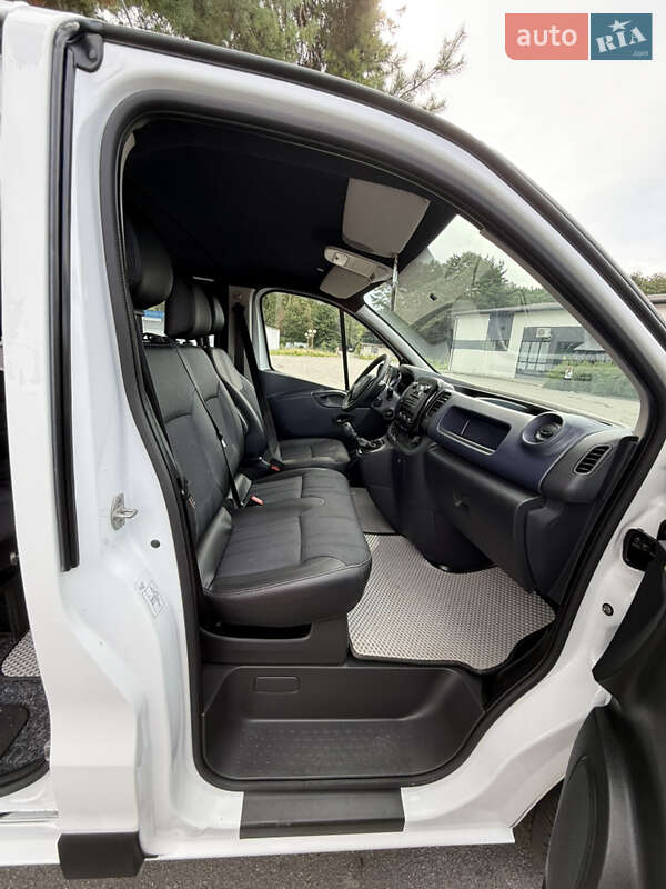 Вантажопасажирський фургон Opel Vivaro 2016 в Вараші