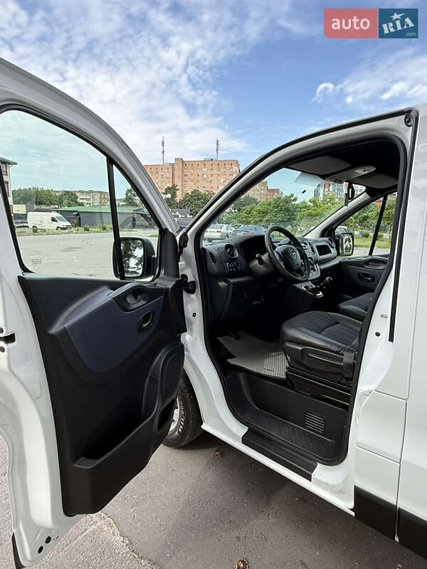 Вантажопасажирський фургон Opel Vivaro 2016 в Вараші