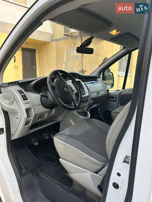 Грузопассажирский фургон Opel Vivaro 2011 в Сумах