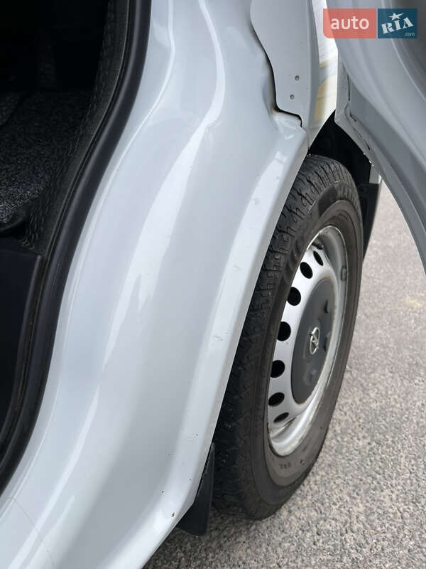 Вантажопасажирський фургон Opel Vivaro 2013 в Києві