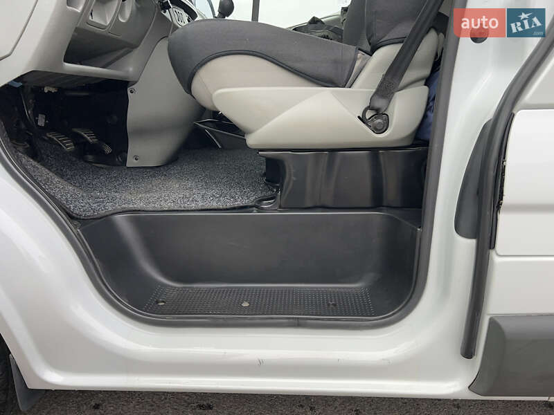 Вантажопасажирський фургон Opel Vivaro 2013 в Києві