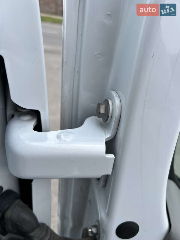 Вантажопасажирський фургон Opel Vivaro 2013 в Києві