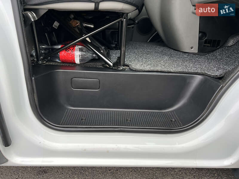 Вантажопасажирський фургон Opel Vivaro 2013 в Києві