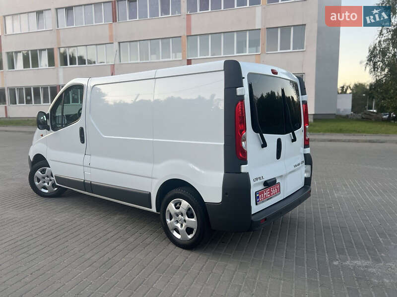 Вантажний фургон Opel Vivaro 2013 в Рівному