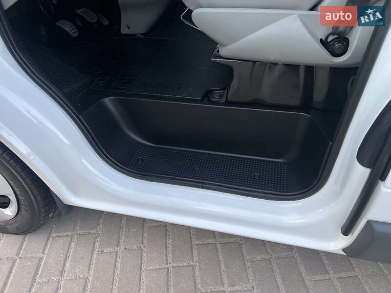 Вантажний фургон Opel Vivaro 2013 в Рівному