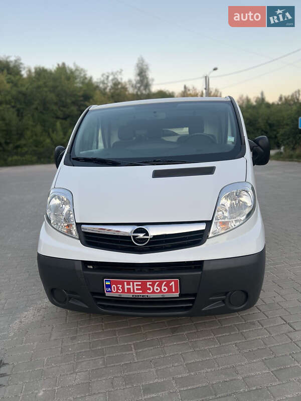 Вантажний фургон Opel Vivaro 2013 в Рівному