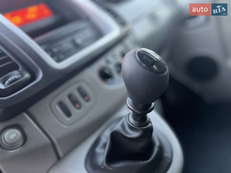 Вантажний фургон Opel Vivaro 2013 в Рівному