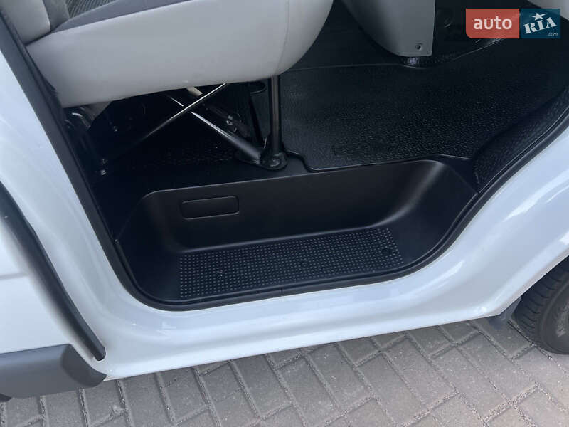 Вантажний фургон Opel Vivaro 2013 в Рівному