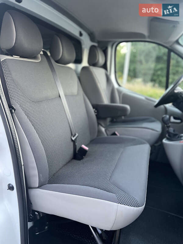 Вантажний фургон Opel Vivaro 2013 в Рівному