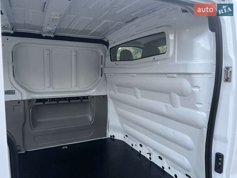 Вантажний фургон Opel Vivaro 2013 в Рівному