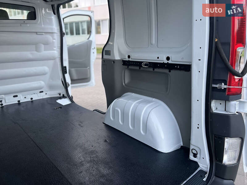 Вантажний фургон Opel Vivaro 2013 в Рівному