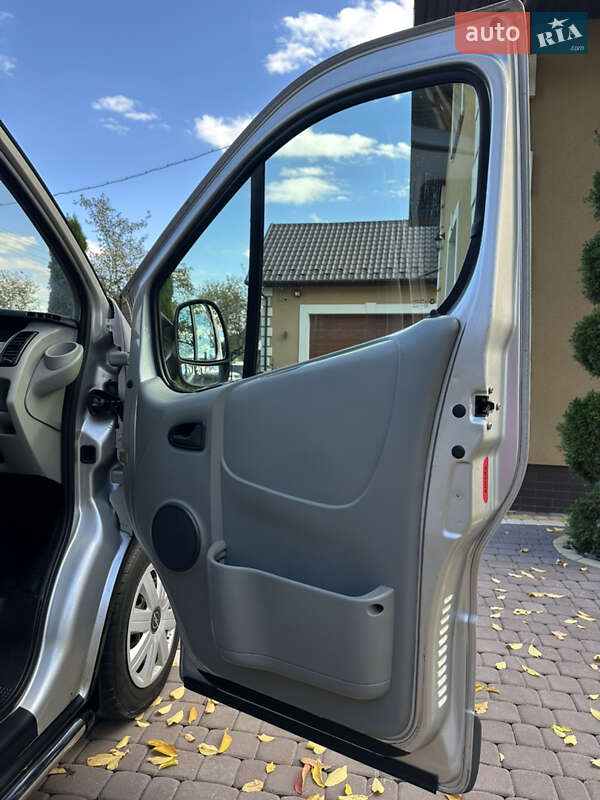 Минивэн Opel Vivaro 2002 в Косове фото 4 Минивэн Opel Vivaro 2002 в Косове