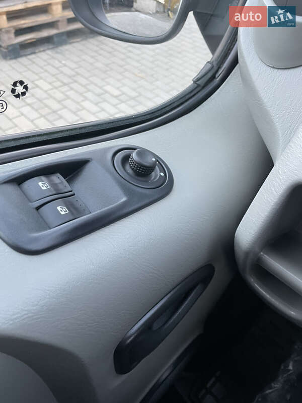 Мінівен Opel Vivaro 2012 в Дубні