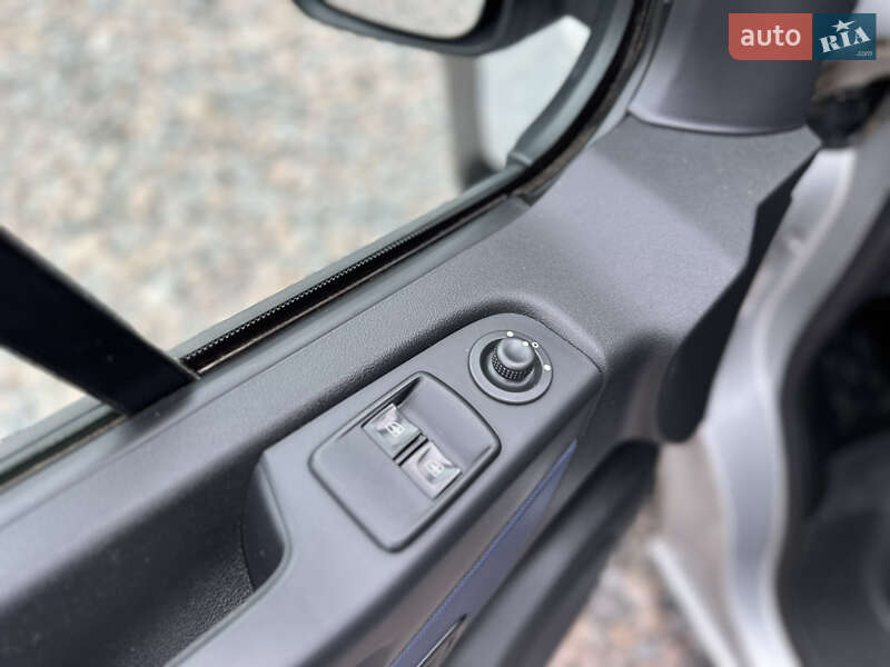 Вантажний фургон Opel Vivaro 2017 в Рівному