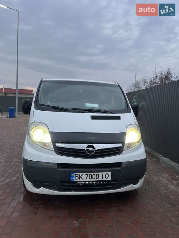 Грузовой фургон Opel Vivaro 2011 в Сарнах