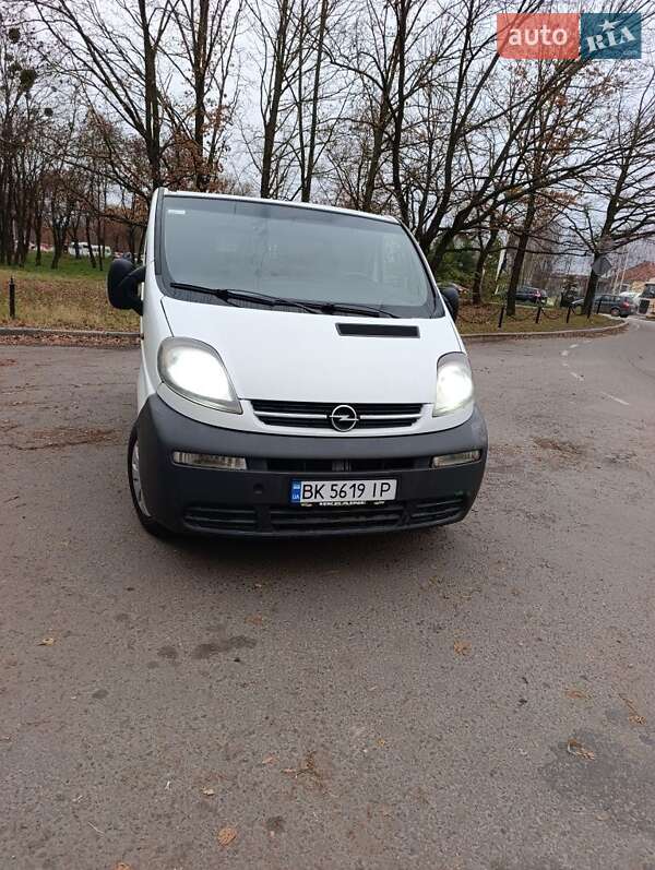 Вантажний фургон Opel Vivaro 2002 в Рівному