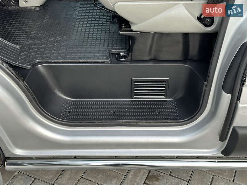 Мінівен Opel Vivaro 2013 в Чернівцях