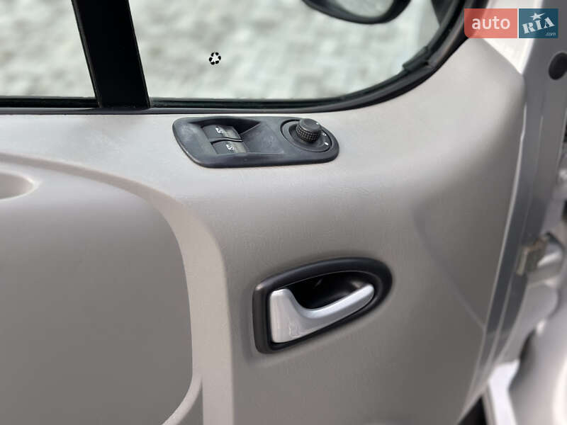 Мінівен Opel Vivaro 2013 в Чернівцях