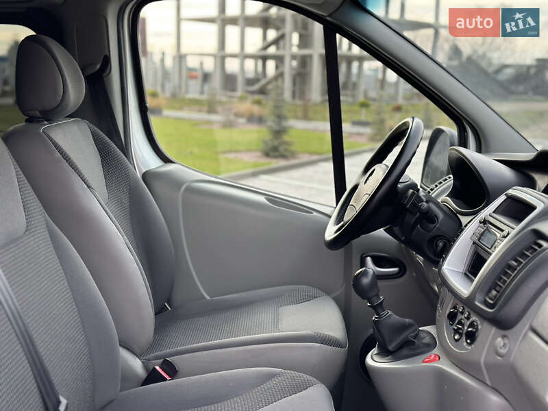 Мінівен Opel Vivaro 2013 в Чернівцях