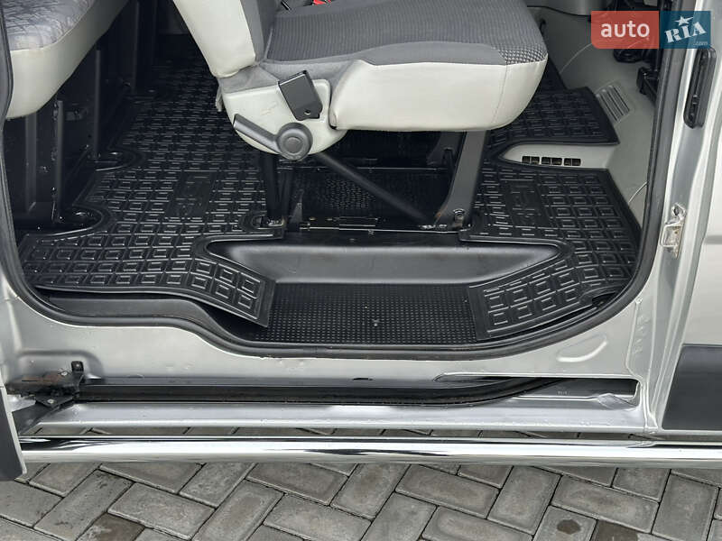 Мінівен Opel Vivaro 2013 в Чернівцях